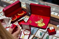 被老铺黄金们劝退，年轻人涌向广州打金一条街，50克金镯工费不到千元