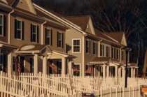 特朗普痛批“全民租房国家”，但其新政反而雪上加霜