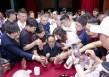 茅台股东大会结束，张德芹成关注重点，大批股东带“蛇矛”求亲笔签名