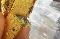 网友爆料：有朋友在工行买到“掺假金条”？工行南翔支行工作人员：仍在调查，不方便透露，无法给予具体答复