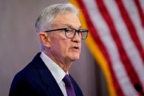 美联储主席鲍威尔在特朗普持续攻击下赞颂诚信与公共服务精神
