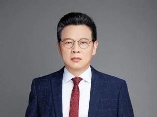 衢州夫妇卖卡牌，赚得600亿身家