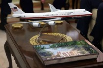 美国空军一号新涂装采用特朗普偏爱方案：金、红、白、深蓝