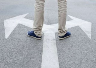 如何处理与券商相关操作？与券商合作有哪些注意事项？