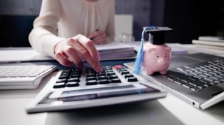 特朗普政府认定更多借款人符合学生贷款减免条件