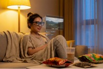 AI眼镜赛道“群雄逐鹿”，上游AR光机成行业破局关键