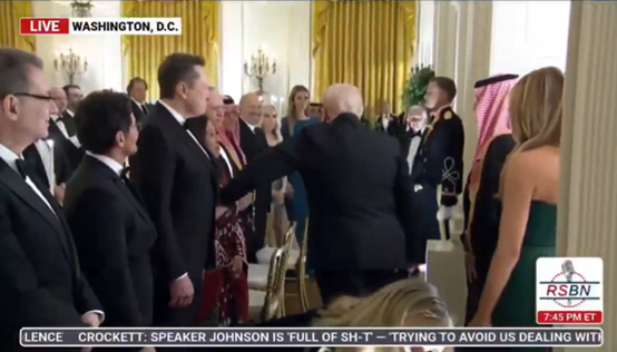 “特马”又同框！马斯克现身白宫 出席特朗普与沙特王储晚宴  第1张