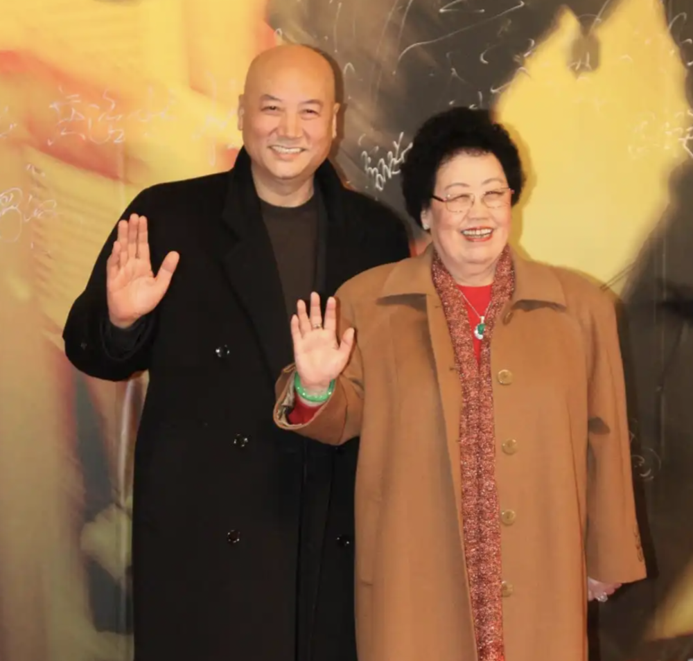 “猪八戒”马德华将送别陈丽华:大姐非常好非常有爱心,各方面都非常优秀,她为紫檀事业作出很大贡献,她的离去让我们很悲痛 第6张 “猪八戒”马德华将送别陈丽华:大姐非常好非常有爱心,各方面都非常优秀,她为紫檀事业作出很大贡献,她的离去让我们很悲痛 第6张